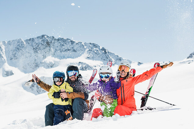 1_IMG__0004_BIG_Family_Stubaier_Gletscher_-c-_Andre_Schoenherr_media_11