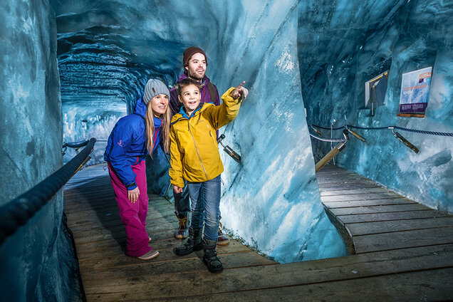 2_IMG__0003_Eisgrotte-StubaierGletscher03-c-AndreSchoenherr